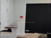 Batendo uma no escritório