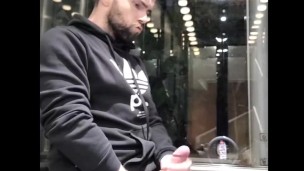Grosse Bite éjacule dans un Acenseur Publique