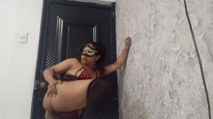 EXOTIC DANCER WARMING UP WITH HER OPEN PUSSY