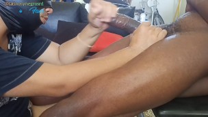 Siento a mi vecino en una silla para chupar y saborear su enorme gruesa verga hasta venirse