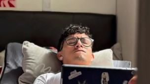 COLOMBIANO MASTURBANDOSE! Mientras veía porno en su tablet