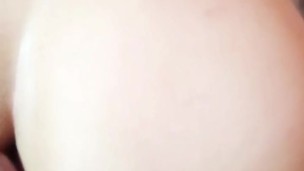 PADRASTRO SE FOLLA A SU INOCENTE HIJASTRA COLEGIALA CUANDO MAMA ESTA FUERA DE CASA!