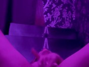 Мокрая киска мастурбирует вибраторами на камеру 10/16