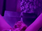 Мокрая киска мастурбирует вибраторами на камеру 5/16