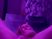 Мокрая киска мастурбирует вибраторами на камеру 6/16