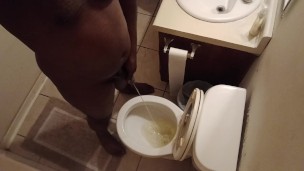 TAKING A FRESH HOT PISS AFTER GETTING SUM NASTY SLOPPY HEAD!!!!!!!