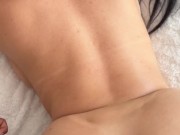 Me seduce con su coño y no puedo evitar follarla 15/16