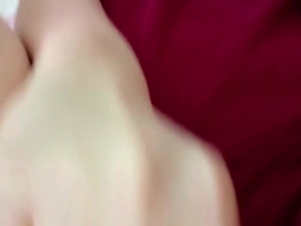 Sola desnuda jugando hasta quedar temblando
