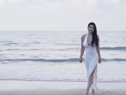 Spice Mu is playing on the beach in a sexy white tight-fitting outfit. 1/16