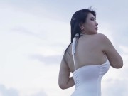 Spice Mu is playing on the beach in a sexy white tight-fitting outfit. 11/16