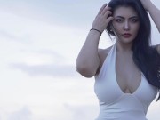 Spice Mu is playing on the beach in a sexy white tight-fitting outfit. 13/16