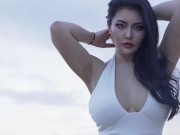 Spice Mu is playing on the beach in a sexy white tight-fitting outfit. 14/16