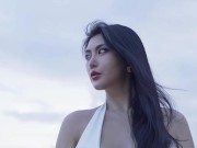 Spice Mu is playing on the beach in a sexy white tight-fitting outfit. 15/16