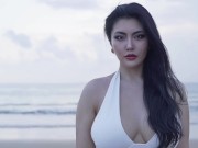 Spice Mu is playing on the beach in a sexy white tight-fitting outfit. 16/16