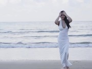 Spice Mu is playing on the beach in a sexy white tight-fitting outfit. 2/16