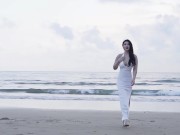 Spice Mu is playing on the beach in a sexy white tight-fitting outfit. 3/16