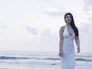 Spice Mu is playing on the beach in a sexy white tight-fitting outfit. 4/16