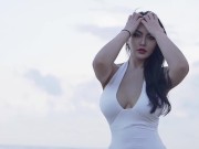 Spice Mu is playing on the beach in a sexy white tight-fitting outfit. 7/16