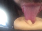 Je fais un cunni à sa chatte en fumant fleshlight