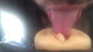 Je fais un cunni à sa chatte en fumant fleshlight