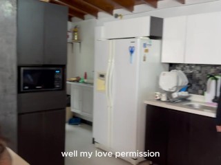 Engaño a mi Hermanastra con su novio BBC y nos descubre follando en la cocina! Lorena Doll