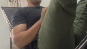 Encontre al esposo de mi amiga en el GYM y lo invite a ver una pelicula y me toco delante de el