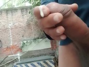 Por andar en el jardín me pico una abeja