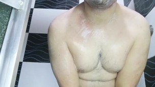 GORDO SE ENJABONA RICO MIENTRAS SE BAÑA.