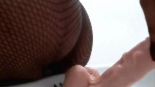 Femboy rompe sus mayas y se rompe el culo con un dildo grande