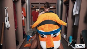 MEN - Shamu Azizam Pulls Off His Pants And Bends So Jake Preston Can Bury His Tongue Inside His Hole