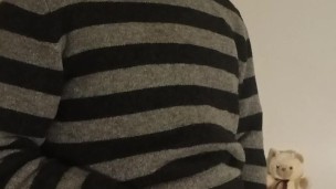 В кофте и тёплых колготках