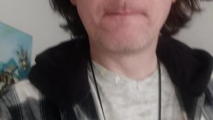 Исторгаюсь одетый, спустив штанишки, вид снизу