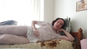 Лёжа в белой юбочке на кроватке