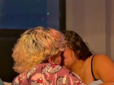QUE DELICIOSO COMO TE MOJAS! Rommies se calientan y se dan placer a la vista de la otra chica