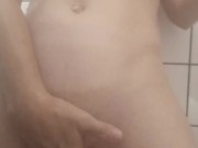 Gostosa batendo siririca no banho até gozar 14/16