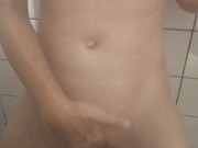 Gostosa batendo siririca no banho até gozar 8/16