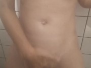 Gostosa batendo siririca no banho até gozar 9/16