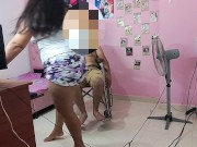 Niñera se folla a su hermanastro en villa de ruedas 8/16