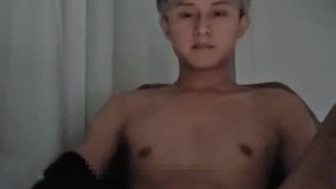 スリムな若い子が家でお尻を見せてオナニー