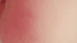 Sexy femboy con plug monta dildo anal