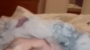 Appena sveglio mi masturbo con la mia figliastra troia