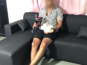 Suegra pone cachondo al novio de su hija mientras espera que salga de la ducha 1/16