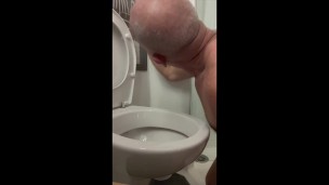 rest room cleaning / je nettoyé les toilettes