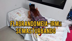 Meia-irma leva gozada dentro da buceta apertada ao ser pega se masturbando!