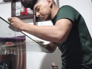 Joven se masturba mientras come 1/16