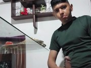 Joven se masturba mientras come 11/16