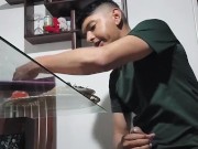 Joven se masturba mientras come 12/16