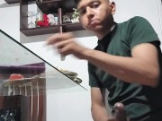 Joven se masturba mientras come 13/16