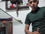 Joven se masturba mientras come 14/16