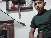 Joven se masturba mientras come 15/16